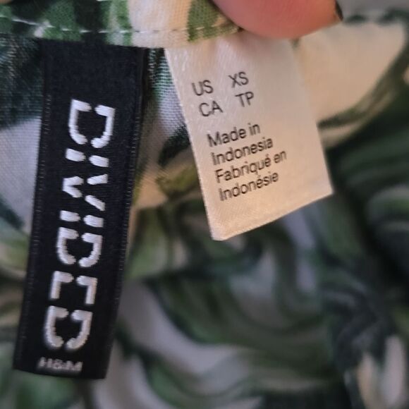 NWOT, H&M • Tropical Floral Romper, Size XS - Picture 2 of 2